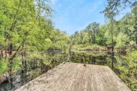 Lake Palestine Retreat – Dock, Fire Pit & Serene Views