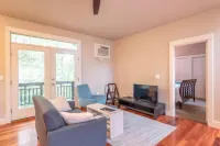 Granny Flat in leafy SW Portland