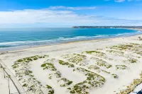 Luxurious Outdoor Hot Tub and Elegant Furnishings - Charming Escape