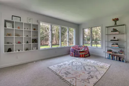 Spacious Yard and Meditation Room - Luxurious Tranquil Cottage Отели в г. Спрингс