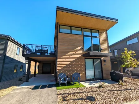 Private Sauna, Pool / Hot Tub / Gym, 2 Bed / 2 Bath, Sleeps 6