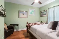 Newly Renovated |Private Home in the Heart of Downtown Lake Geneva |Dog Friendly |Secluded Back Deck Hotels in Lyons