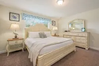 Private Pool and Access to Premier Resort Features - Elegant Oasis