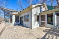 Spacious retreat with golf course views, WiFi, lake access nearby & deck