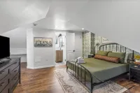 NEW Gorgeous 4bd near universities Hot tub + Games - บังกะโล