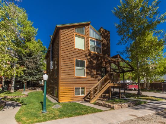 Spectacular Views and Cozy Deck - Charming Mountain Retreat