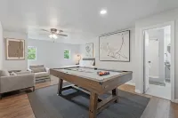 Spacious Gathering Areas and Pool Table - Inviting Retreat فنادق في Midwest City