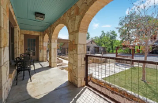 Cozy Interior and Beautiful Outdoor Space - Charming Retro Escape