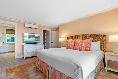 Charming Bungalow with Ocean View Lanai - Picturesque Island Retreat