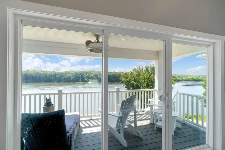 Stunning Outdoor Decks and Cozy Firepit - Charming Serene Retreat