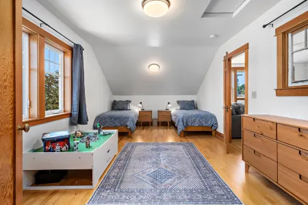 Charming Craftsman Home with Spacious Layout - Cozy Retreat Отели рядом с достопримечательностью «Bell's Studebaker Diner and Museum»