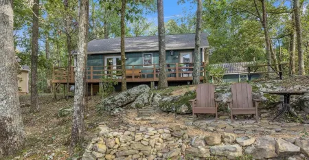 Bear Brow Cabin. Amazing view from brow to valley below.