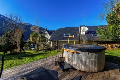 4-Star Gite, Sleeps 6 in the Ossau Valley. Wooded Park with Nordic Bath!