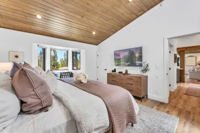 Hot Tub, Arcade Games, and Lake Views - Elegant Mountain Luxury Retreat Hotel in zona Patton Beach