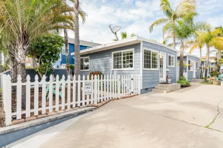 Private Front Yard and Close to Beach - Charming Coastal Retreat Отели рядом с достопримечательностью «Мишен Бич»