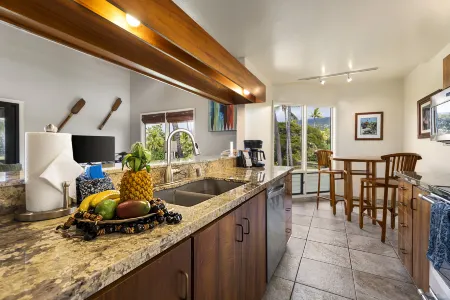 Gourmet Kitchen and Scenic Vistas - Stunning Tropical Retreat
