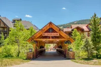 Ground-floor condo steps from Center Village & lifts with fireplace, patio, WiFi Hotels in Copper Mountain