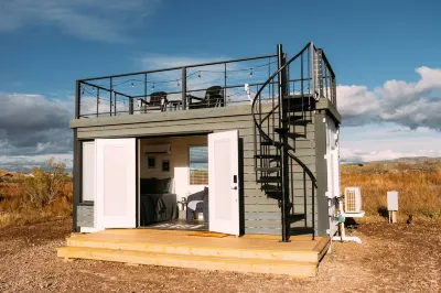 Unique Shipping Container Home with Rooftop Deck - Charming Cozy Retreat Hotel di Alpine