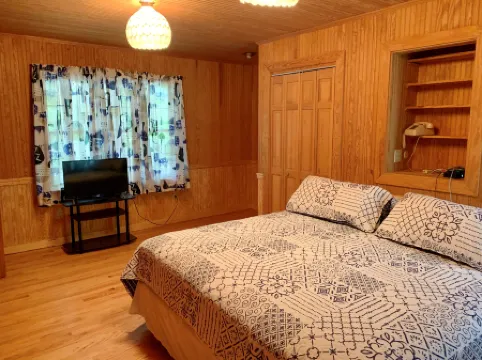 Spacious Cottage with Outdoor Showers and Screened Porches - Charming Escape