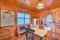 Cozy Cabin with Nature's Wonders - Charming Rustic Retreat Hôtels à : Comte de Fannin