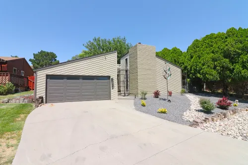 Elegant Country Living with Outdoor Oasis - Spacious and Allergy-Friendly