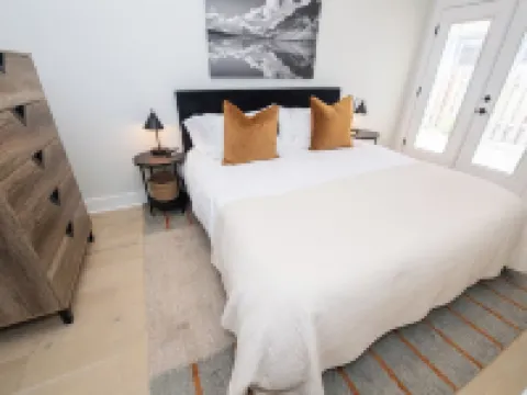 Luxury Hot Tub, Outdoor Fire Pit, Newly remodeled, Close to I-5, Walk to River Hotels in Rogue River