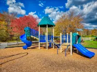 Stunning Lakeview Escape with Outdoor Fire Pit - Charming Retreat فنادق في Tobyhanna Township