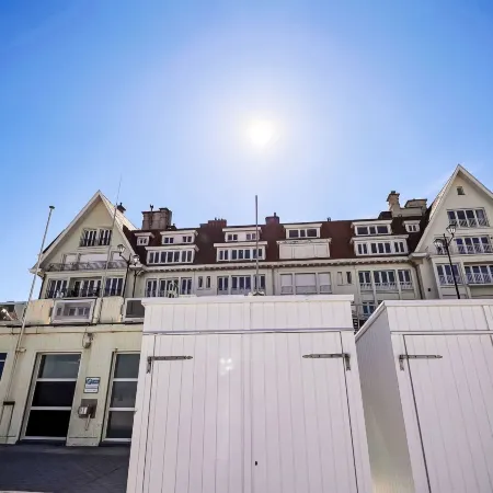 Appartment with beach cabine and parking