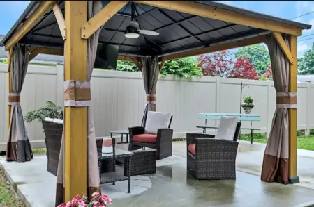 Cozy Retreat with Outdoor BBQ and Smart TV - Charming Getaway