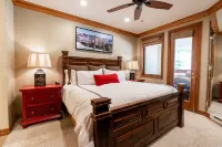 Strawberry Park Ski-in Ski-Out Condo Close to Chairlift - Wifi