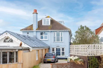 Chic 2-Bed Seafront Haven Near Felpham Beach