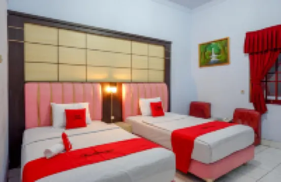 RedDoorz Plus Syariah Near Stasiun Pekalongan 2 Hotels in West Pekalongan
