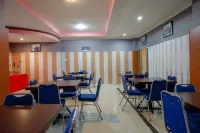 RedDoorz Near Citraland Waterpark Kendari Hoteles en Kambu