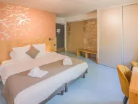 Logis Hotel l'Hôtel des Bains - Salles-la-Source Hotels in Aveyron