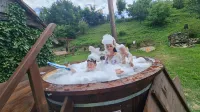 House of Rei with Hot Tube Hotels in Ocolis