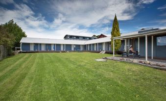 Lknz Lodge & Cafe