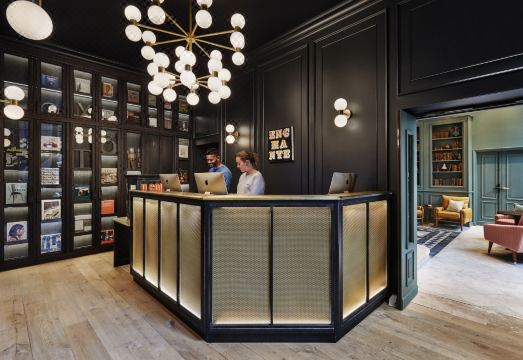 더 혹스톤 파리 호텔의 고급스러운 실내 공간 이미지