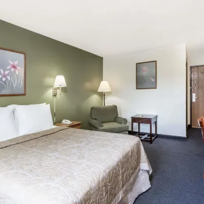 Super 8 by Wyndham Hampton Hotels near Darling Stadium