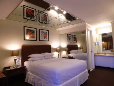 Commack Inn Hotel in zona Whisper the Bull statue