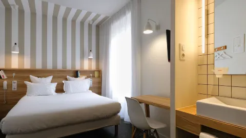 Hôtel et Apparts Marin in ラバル