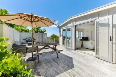 Tiri Cottage - Sea Views in Oneroa by Waiheke Unlimited Отели в г. Онероа