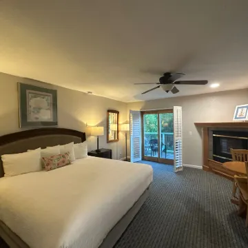 Bluebird Inn Hotels near Cambria, California