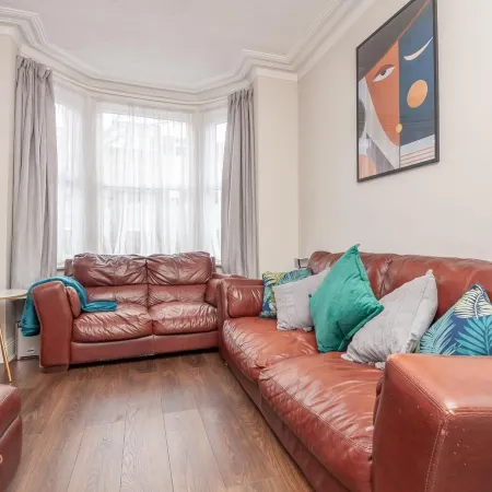 Leeds 4-Bed House - Sleeps 9 Free Parking & WiFi