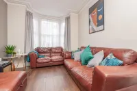 Leeds 4-Bed House - Sleeps 9 Free Parking & WiFi - 2 Yıldız