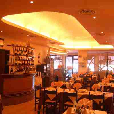 Hotel Touring Dining/Meeting Rooms
