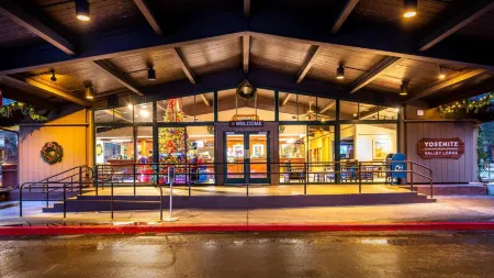 Yosemite Valley Lodge Отели в г. Yosemite West