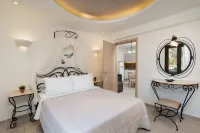 Pithos Apartments