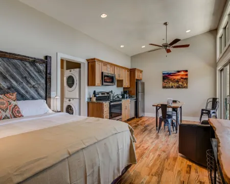 Pilot Cove Hotels in Transylvania County