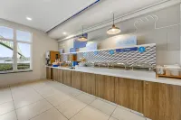 阿斯託里亞智選假日套房酒店 - 早餐