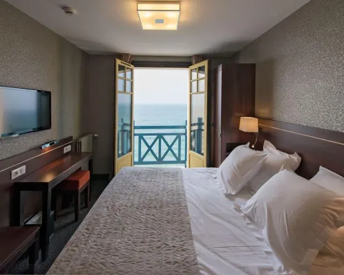 Ambassadeurs Logis Hotel Hotels near Sillon Beach